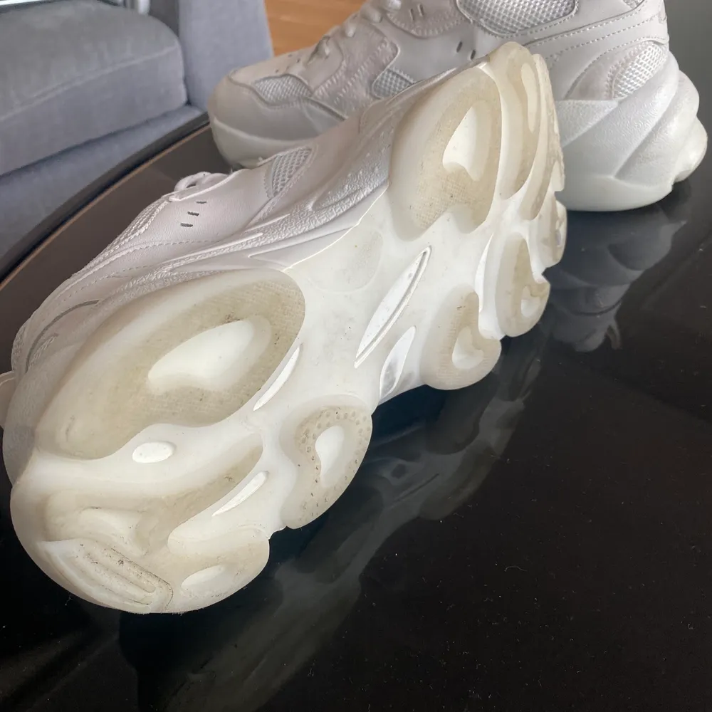 Vita sneakers i storlek 39 från NA-KD. Måttligt använda men har lite smuts på insidan samt undersidan av skon (se bilder). Kan mest troligt tvättas bort.  Nypris 549:-. Skor.