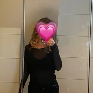  Tröja från Zara Tuscana i Italien - Tröjan är i storlek M/S men passar perfekt på mig som har storklik S!! Original pris på tröjan var 500kr men då den aldrig är använd så säljer jag den för 300kr!! Tröjan är lite genomskinlig och passar perfekt för fest!! !!!!FRAKT INGÅR EJ!!!!!