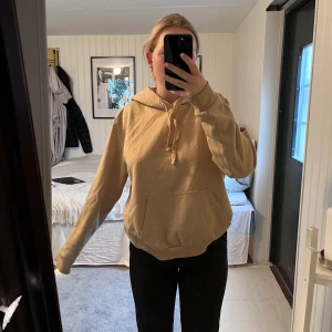 Hoddie från H&M  - Storlek m  40kr Köparen står för frakten, kan mötas upp i och runt Falun🫶🏻
