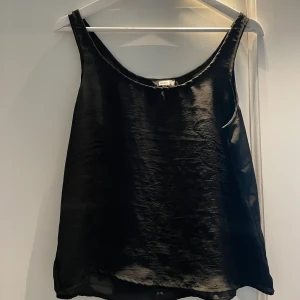 Linne - Svart linne i satin. Strl L. Frakt ingår ej i priset💙 