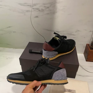 Valentino garvani  - Svarta valentino garvani med box o kvitto 4000 kr skick 5/5 storlek 40/41