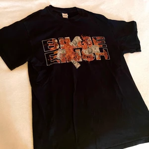 Billie Eilish graphic t-shirt - Og Billie Eilish merch. Använt skick. (Haft den på en konsert så det är basically att du träffat henne med denna tröjan🤭) 100%cotton