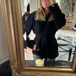 Så snygg kofta/jacka!!  - Så snygg och najs kort/jacka perfekt nu!😍Kan användas både som jacka och kofta, beroende på väder osv! Men passar iallafall super bra nu🙌🏼i nyskick! Från en designer i Stockholm! Nypris runt 2300 kr💋 den sitter lite owersized på mig som brukar ha S/M❤️