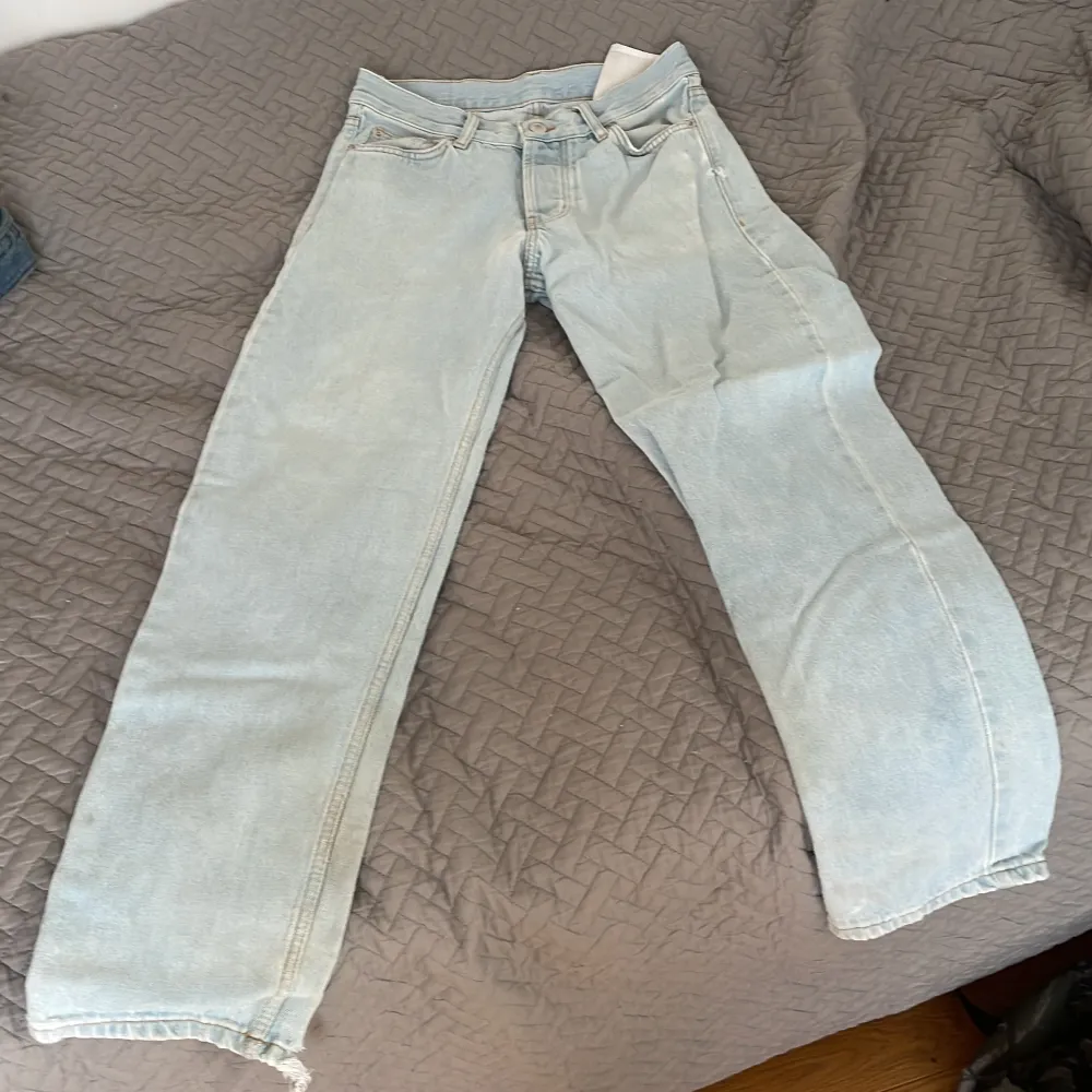 Hej här är mina coola sweet sktbs byxor. Jag har valt att sälja de för jag har ej någon användning för de längre. Byxorna har några få små hål skicka dm för bättre bilder.. Jeans & Byxor.