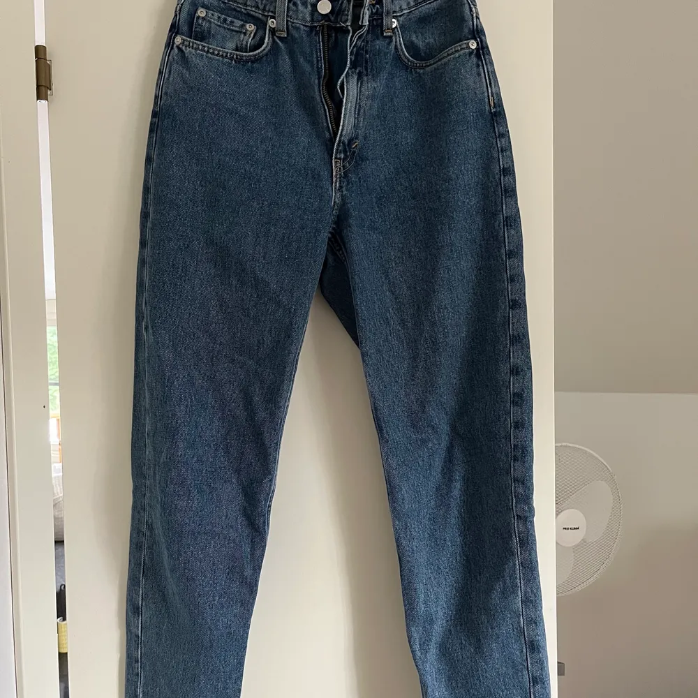 Blåa jeans från weekday i modellen lash. Knappt använda. Storleken är W27 L28. Köparen står för frakten💗. Jeans & Byxor.