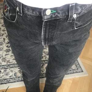 Jeans med diplaced pockets, hög midja samt långa ben. Jag har sytt in dem i midjan ca 2cm, det går enkelt att sprätta om man vill ha lite lösare midja! Ena fickan sitter lite löst, det går enkelt att sy, jag kan också sy fast den innan jag skickar! 