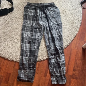 Rutiga pyjamasbyxor  - Byxor från Cubus, härliga nu till hösten! Storlek L men skulle säga M