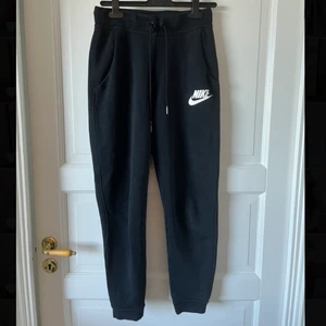 Nike mjukisbyxor  - Säljer mina svarta mjukisbyxor från Nike, storlek XS! Köpare står för frakten, kan även mötas upp i Jönköping! 