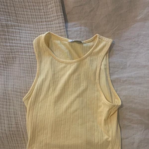 Sött gult linne! - Ett super fint basic linne som är ljusgult köpt från monki förra sommaren, lätt att styla och jätteskönt. Säljer då jag inte använder det längre mycket bra skick!❤️‍🔥