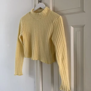 Gul stickad tröja  - Oanvänd gul stickad tröja som är shimmer aktig Storlek 38 