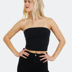 Svart bandeau topp i strl XS - Svart bandeau stretch topp i bra skick, använts endast 1 gång den är i fel storlek för mig. Topp från BikBok.💗