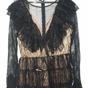 Festklänning svart🦇 🐈‍⬛ Lace - Layered trim lace,  Svart kort klänning, helt ny använd i ca 3 h. Passar både 36 och 38 S M. 