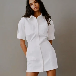 Zara klänning - Så snygg klänning från zara i jeans material använd två gånger så ny skick!