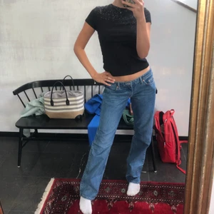 Low arrow jeans - Dessa jeans från weekday i färgen Harper blue, bra skick, har används runt 6 gånger!💕Kommer starta budgivning om jag får intressen!