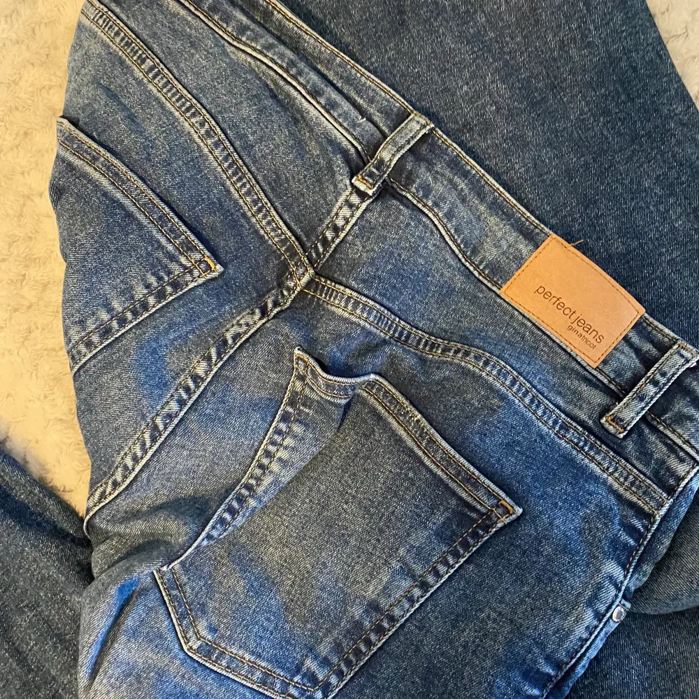 Fina jeans som är utsvängda. Dessa sitter lågmidjat på mig (ca170). Strl L men passar M. För små för mig. Formar sig fint❤️. Jeans & Byxor.