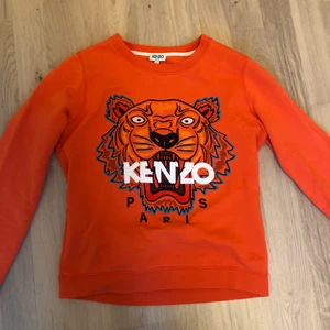 Kenzo tröja - Fin kendo tröja men färgen är lite för stark för mig, stl S men passar mig som har Xs. Tröjan är i nyskick men pris kan diskuteras.