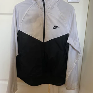 nike tränings tröja  - nike träningsjacka. köpt för 499kr. säljer för 99kr. säljer då den inte används. frakt 49kr. storlek M. passar S/M 