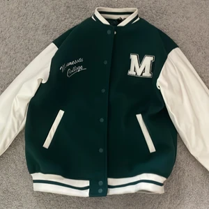 Baseballjacka!  - Säljer denna gröna Basebolljacka. Använd 2 till 3 gånger. Den är Xs men funkar till s  Skriv till mig om du är intresserad!😊 köpt för 400kr 