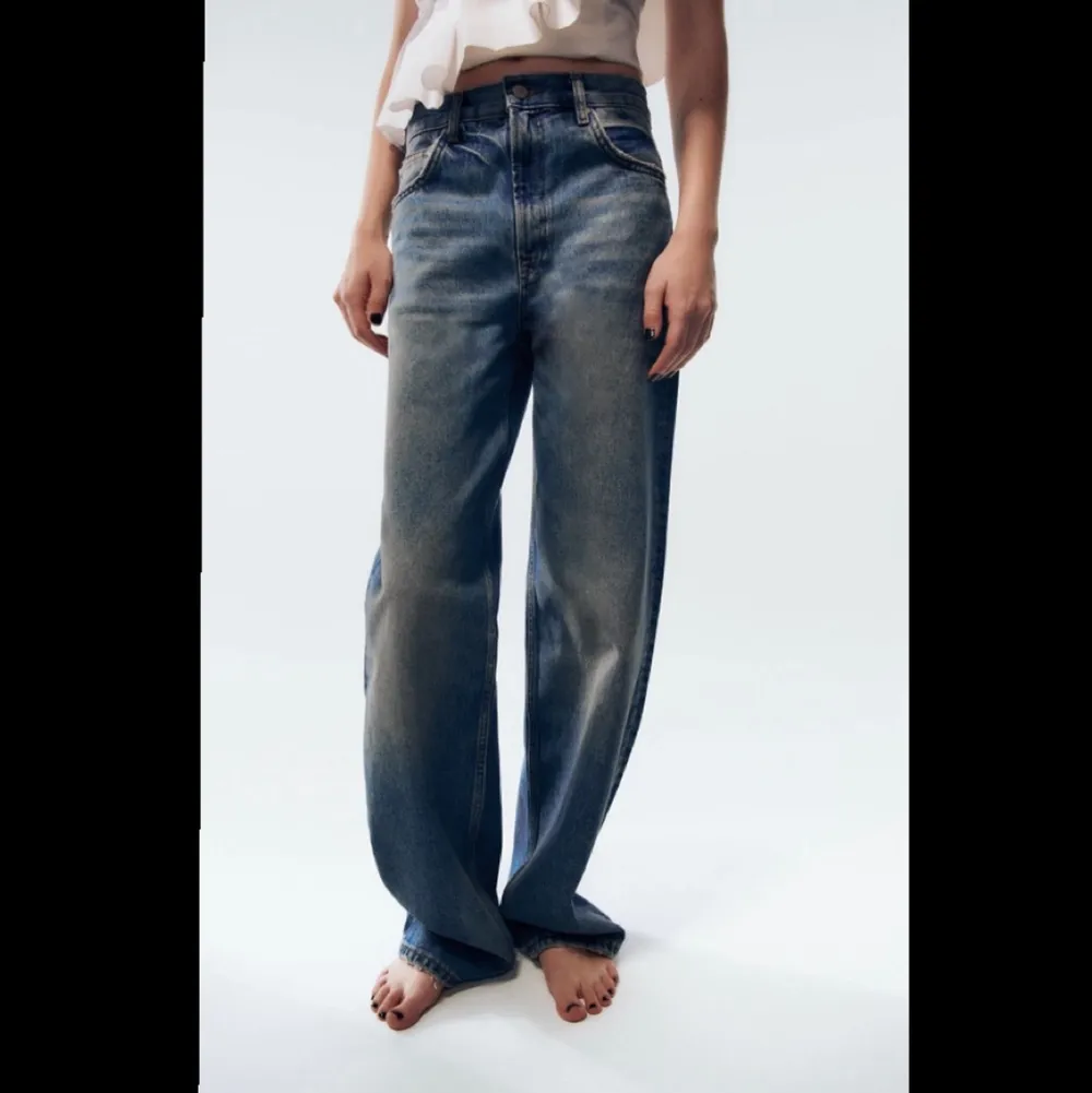 Säljer ett par helt slutsålda zara jeans i storlek 38 i modellen the boyboy relaxed fit! Oanvända o lappen kvar❤️😚😚😚😚. Jeans & Byxor.