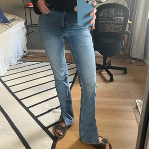 Zara jeans med split - Superfina och classy jeans med split! Älskar 😍 Storlek S men passar XS oxå 💖 Nypris 400, använda tre gånger. 