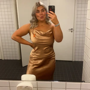 Gullig klänning från Asos strl 44 - Guldig, fanatiskt fin och bekväm klänning från Asos. Använd 1 gång så fantastiskt skick! Strl 44, normal i storleken!