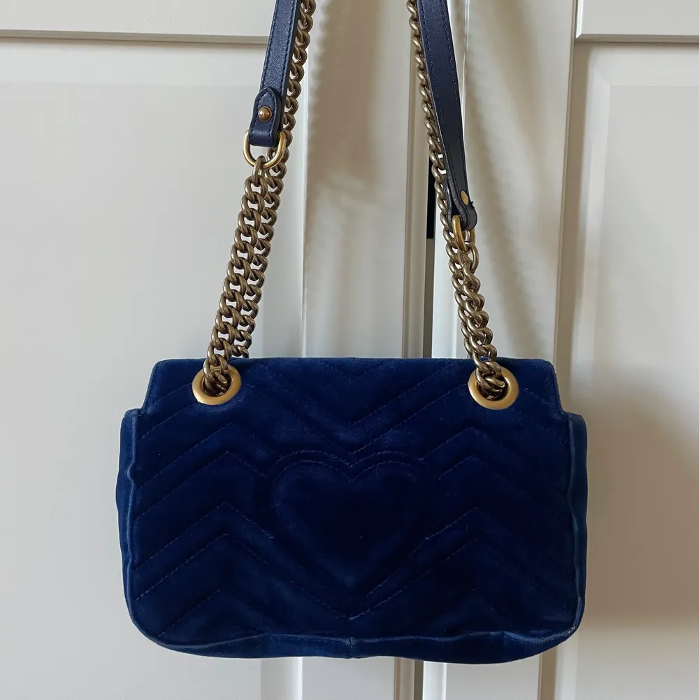 Säljer min fina Gucci Marmont medium blue velvet väska! Självklart äkta och dustbag skickas med. Den är i fint skick med några få slitningar. Nypris ca 33 000kr  Kolla med mig innan du klickar på KÖP. Väskor.
