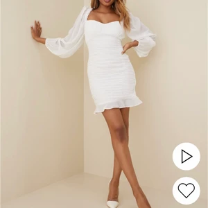 Klänning från Nelly  - Vit fodralklänning från Nelly. Har endast använts en gång men är tvättad och ren.  Kommer ej till användning då jag köpte fel storlek på klänningen, den är annars som ny och otroligt fin🌸   Nypris: 599kr  Säljer den för 350kr 