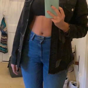 Svart jeans jacka  - Zara jeans jacka med slitna hål som design, bra pris för att vara en jacka shit passa på och köp!