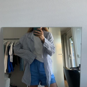 Blårandig skjorta  - Såå härlig vit& blårandig skjorta! Skönt material, storlek 44 så något lång på mig som vanligtvis har xs.