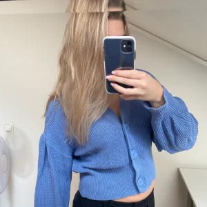 Blå stickad kofta  - Blå stickad kofta från Lindex i storlek M. Knappt använd så är i väldigt bra och fint skick! 💙