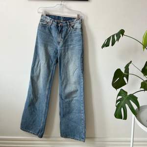 Säljer mina jeans i modellen Yoko från Monki. W26. 