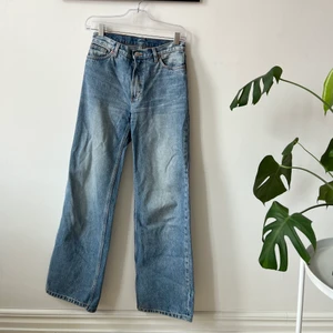 Jeans Yoko Monki - Säljer mina jeans i modellen Yoko från Monki. W26. 