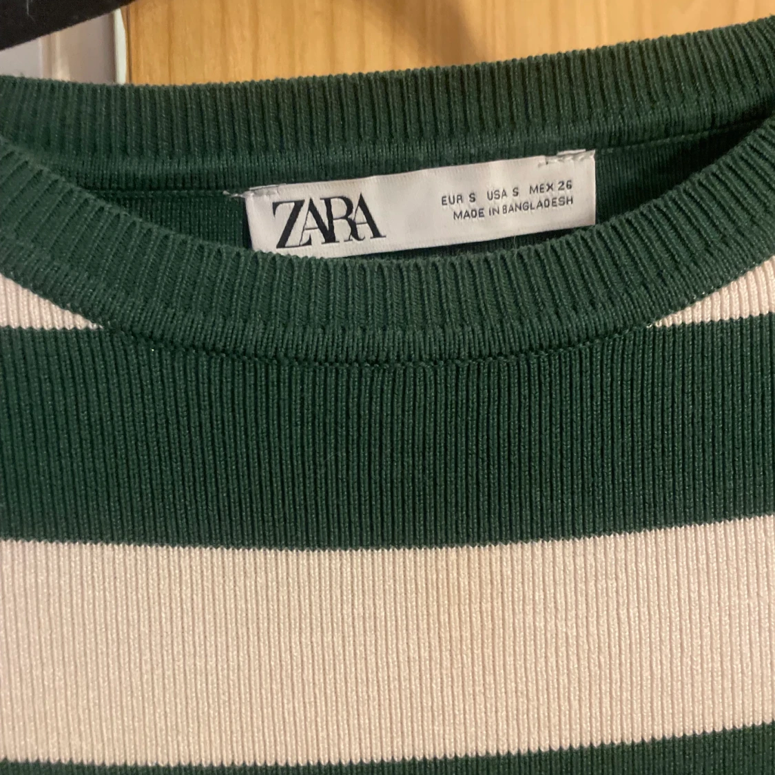 Vit/grön randig tröja från Zara  - 91