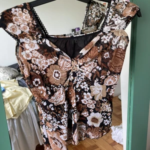 Vintage topp! - Så fin tröja köpt secondhand Storlek M men kan nog passa en L/XL också Skriv för bilder! 