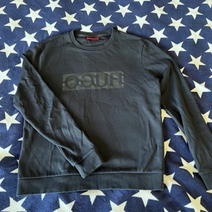 Ny Hugo Boss sweatshirt strl S - En helt ny svart Hugo Boss sweatshirt, med svart Hugo tryck. Endast testad, sedan bara legat i en låda. Storlek S, säljes då den är för liten. Nypris: 1000kr 😊 Möts i Malmö eller fraktas!