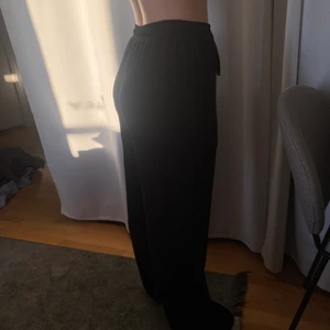 Byxor - Jättesköna byxor som passar längre personer, jag är 168 cm. Stretchiga i materialet. Storlek 38/M men är ganska stor i storleken. 