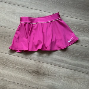 Nike kjol  - En väldigt fin tenniskjol som tyvärr blivit för liten. Storlek 146 men passar även xs! Mycket fint skick, knappt använd💕