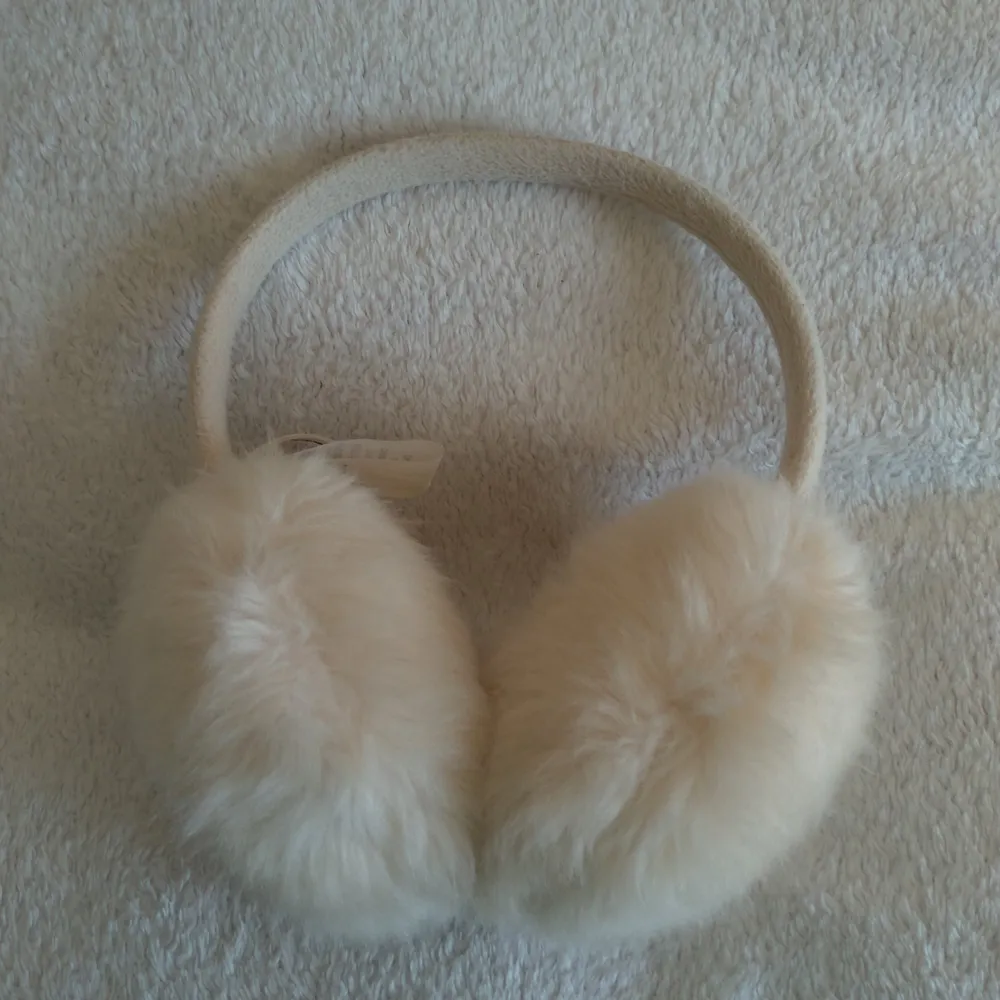 Ett par vita öronmuffar som inte används längre, de är i hyvsat bra skick och är justerbara.🦋Dock står det 