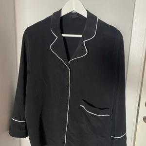 Skjorta/Blus strl 36 - sparsamt använd blus från monki. Storlek 36.