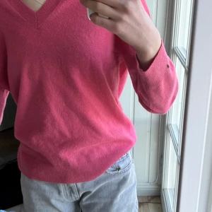 Snygg rosa cashmere tröja!🤩💕 - Säljer denna rosa v-ringade cashmere tröjan från UNIQLO! Knappast använd!💕 Strlk S-M. Nypris runt 850 kr