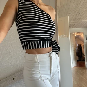 Festopp - Säljer denna fina topp från NA-KD i storlek S. Passar XS-M. Knyts vid sidan💗 endast använd 1-2 gånger. 90kr 🥰