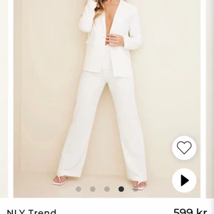 Vit blazer - Vit blazer från Nelly. Endast använt en gång så som ny. Köpt för 599 kr på hemsidan. Kan fraktas om köparen står för den💛