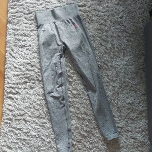 gymshark leggings  - leggings från gymshark. haft på mig leggings 1 gång men är för liten i storleken så behöver säljas