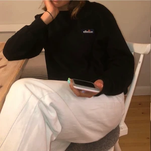 Ellesse sweatshirt  - Säljer nu min ellesse sweatshirt som är knappt använd. De 2 första bilderna är lånade. Sweatshirten är i storlek M men passar XS-M det beror på hur man vill att passformen ska vara, köptes på Plick för ett tag sen för 300kr men säljer för 200 + frakt💗