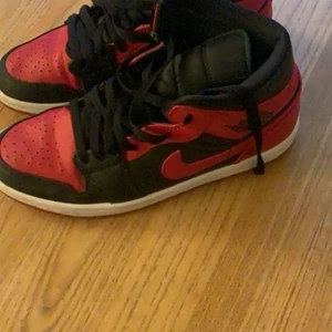 Storlek 42.5  - Använt dem Max 7 gånger köpte dem för. Nypris 1925