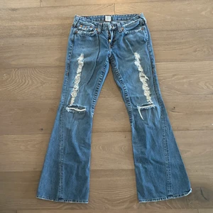 TRUE RELIGION JEANS - ‼️ PRIS ÄR PÅ 700/800 pris diskuteras om du nt e nöjd me priset FÖRSÖKTE ÄNDRA FRN BUDGIVNING MEN D GIVK NT‼️ lågmidjade tryue religion jeans!! sitter ganska baggy p mig typ eller dom sitter bra i midjan med bälte utan att det korvar sig överhuvudtaget och dom sitter bra i benen! skulle gissa på S/M i storlek men jag är inte säker men mer åt M hållet!