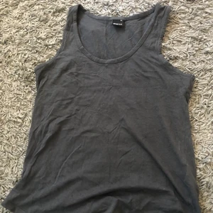 Basic linne - Säljer detta basic linne från gina. Storlek XS men funkar på större också. Komprimator vid frågor eller intresse