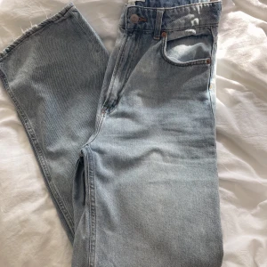 Ljusa jeans - Hög midja med utsvängda ben. Stl 40 men mer som 38. Använda två gånger. I fint skick!