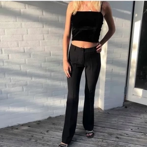 kostymbyxor  - (första två bilderna är inte mina) säljer dessa snygga kostymbyxor från design by si! Köpte dom här på plick men de va tyvärr lite för små💔 Dem är i extra length, 90cm innerbenslängd i storlek xs! 250+66kr frakt❤️‍🔥