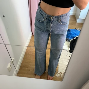 Raka jeans - Trendiga och snygga blåa jeans från NA-KD. Raka i modellen och LÅNGA! (är 170)